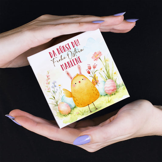 Personalisierte Oster Geschenkbox wird in Händen gehalten mit Kükenmotiv