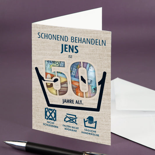 Geldgeschenk-Karte zum 50. Geburtstag mit lustigem Pflegeetikett und Kuvert