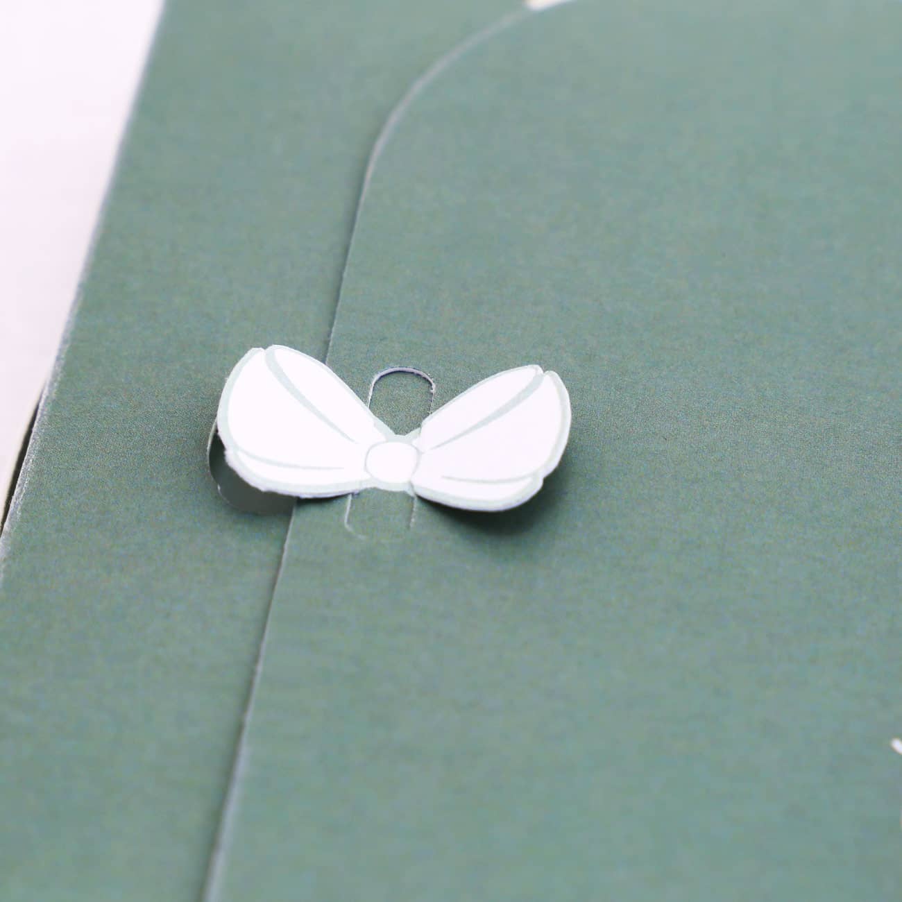 Einladungskarte zur Hochzeit mit Schleifensverschluss - Detailansicht