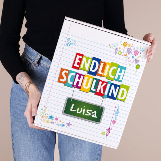 Großer Geschenkkarton zur Einschulung mit Endlich Schulkind Schriftzug, Wunschname und buntem Schul-Symbolen