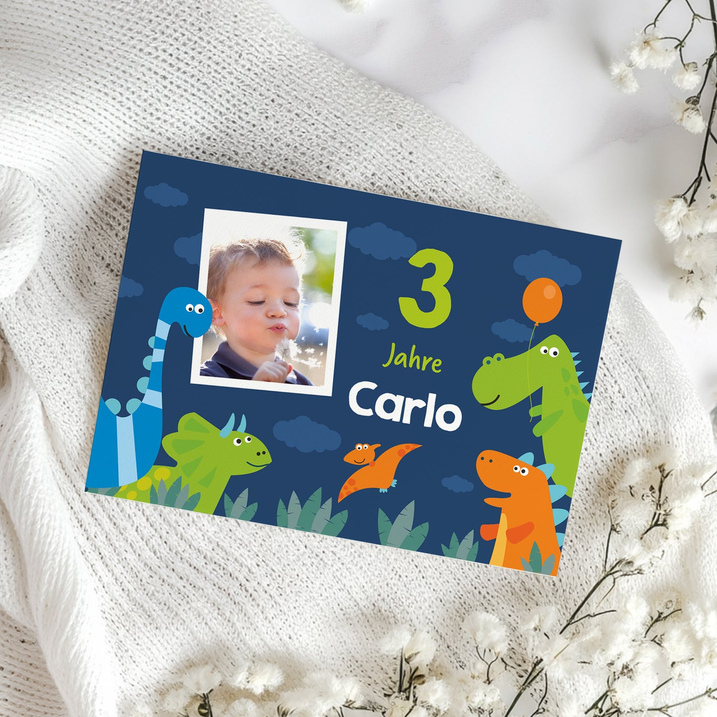 Einladungskarte zum Kindergeburtstag mit Dinosaurier-Motiv und Foto