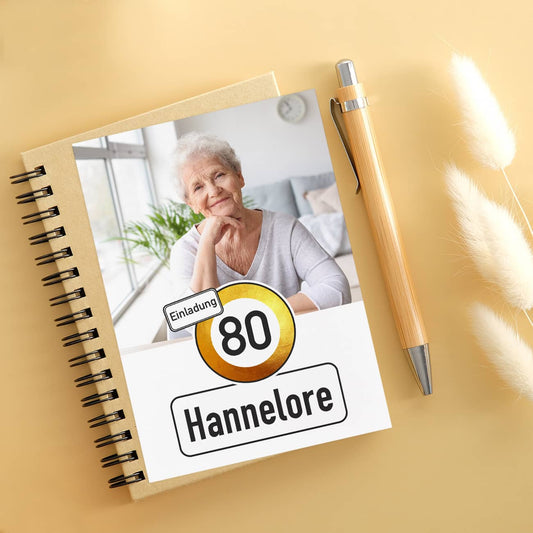 Geburtstagseinladung mit Ihrem Foto und Alter im Verkehrszeichen