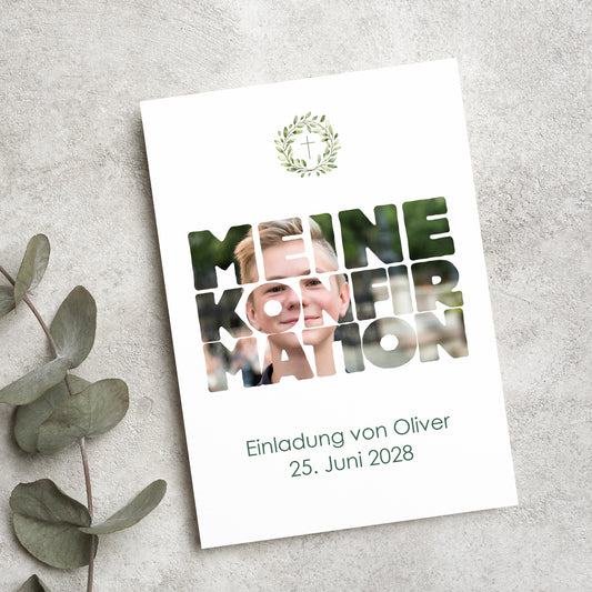 Moderne Einladungskarte zur Konfirmation mit individuellem Foto. Der Schriftzug 'Meine Konfirmation' ist mit einem Wunschbild gefüllt. Elegantes Design mit christlichem Symbol und personalisiertem Einladungstext auf hochwertigem Feinstpapier.