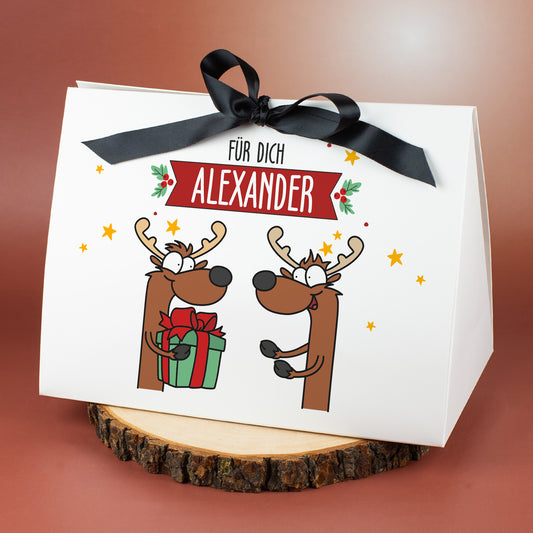 Große Geschenktasche mit Rentiermotiv und personalisiertem Namen „Alexander“, dekoriert auf Holzscheibe.