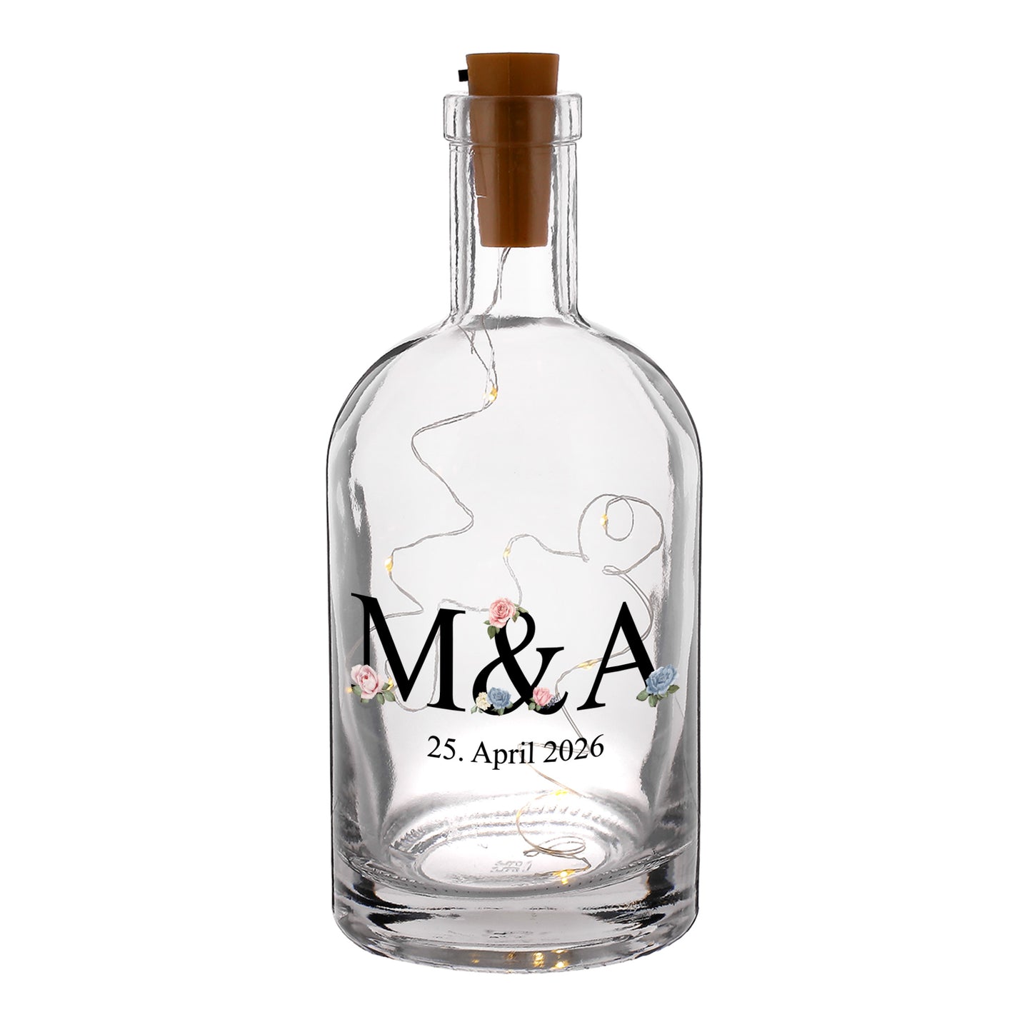 Personalisierte Karaffe mit Initialen M & A und Datum 25. April 2026, LED-Lichterkette im Inneren