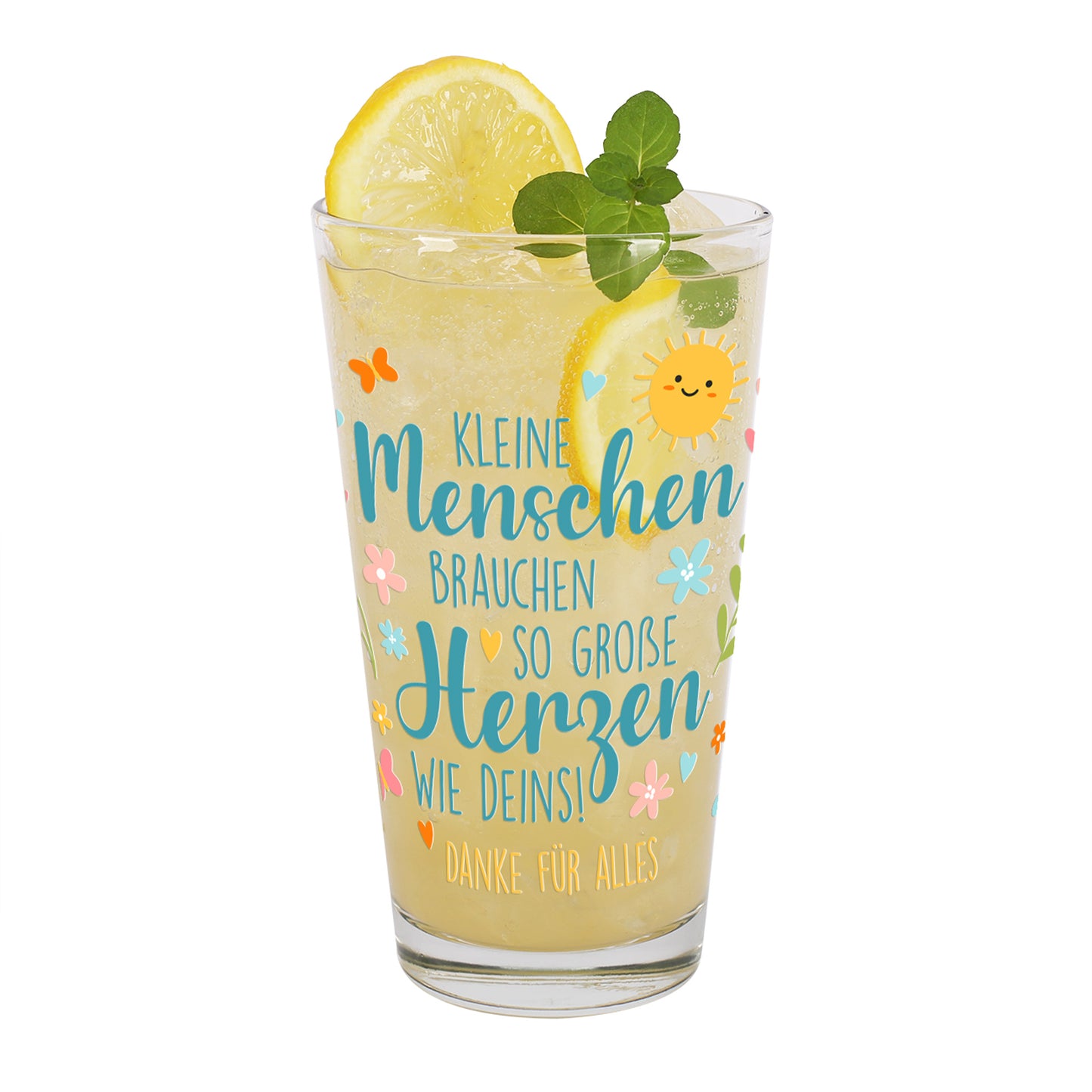 Freigestelltes Trinkglas auf weißem Hintergrund, gefüllt mit gelber Limonade und dekoriert mit Zitrone und Minze. Aufdruck: „Kleine Menschen brauchen so große Herzen wie deins!“ mit dem Zusatz „Danke für alles“. Verspieltes, farbenfrohes Frühlingsmotiv mit lachender Sonne, Herzen, Schmetterlingen und Blumen.