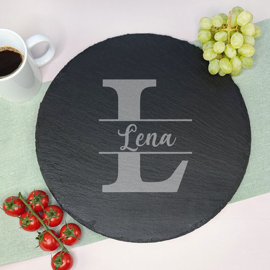 Personalisierte Schieferplatte mit Gravur des Namens und großer Initiale, dekoriert mit Weintrauben, Tomaten und Kaffee.