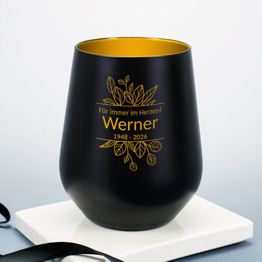 Personalisierbares Windlicht in Schwarz mit graviertem Blättermotiv, Name, Datum und Text – frontal abgebildet