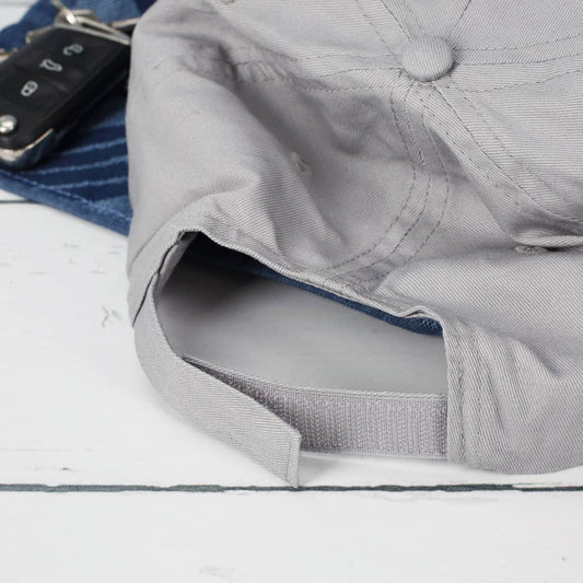 Mit Klettverschluss hinten