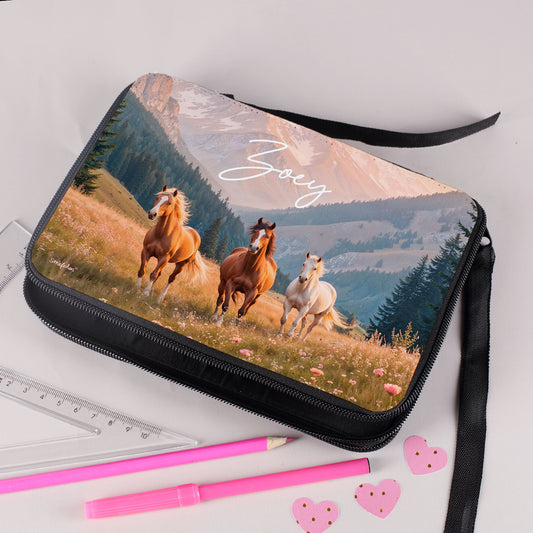 Personalisierte Federmappe mit Pferden in der Natur und dem Namen „Zoey“ auf rosa Untergrund.