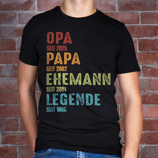 Detailansicht der bunten Schrift mit personalisierbaren Jahreszahlen auf der Vorderseite des T-Shirts.