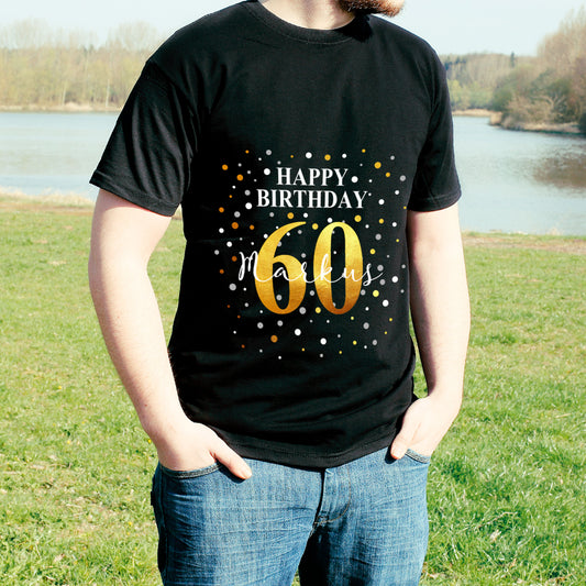 Mann trägt das Shirt mit „Happy Birthday 60“ und Name Markus, steht draußen an einem See