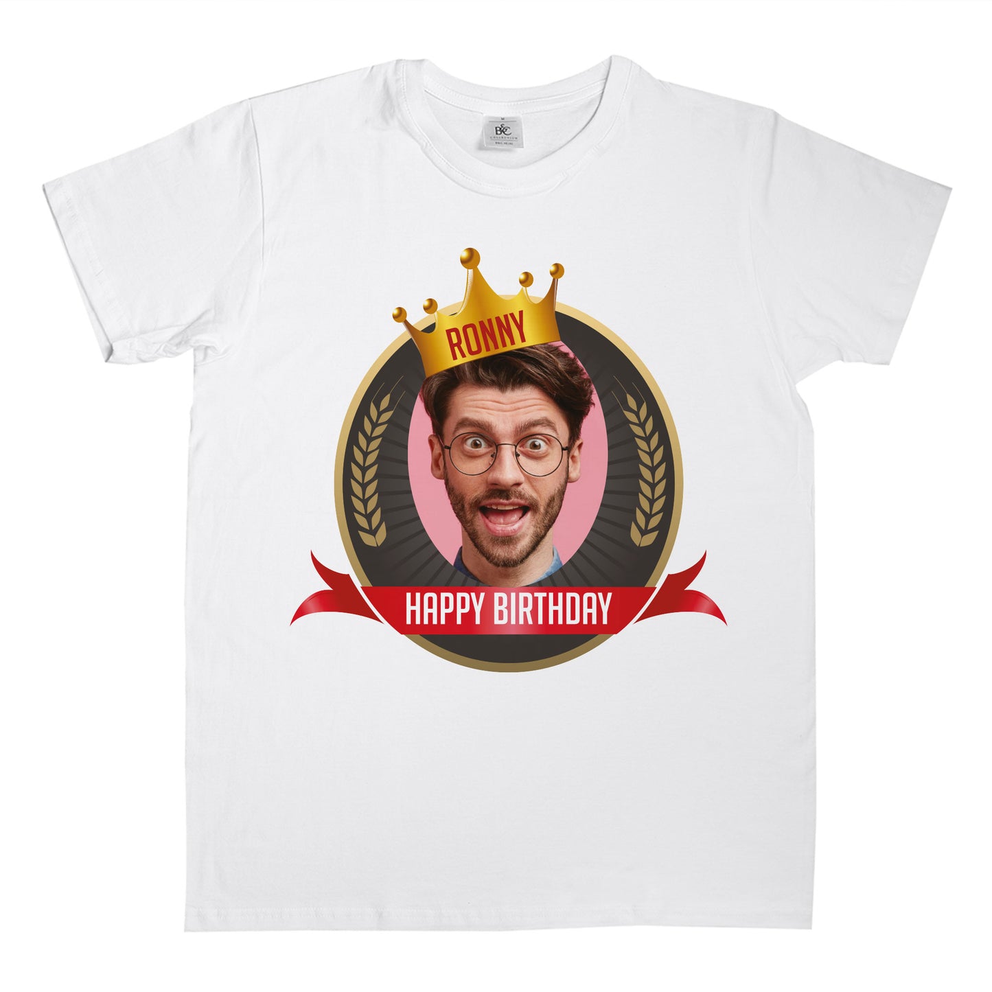 T-Shirt ohne Model, flach ausgelegt, mit deutlich sichtbarem Geburtstagsmotiv und personalisiertem Text.