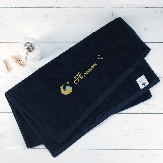Nachtblaues Badetuch mit Ramadan-Motiv Moschee Mond Sterne und Name Hassan bestickt auf weißem Hintergrund
