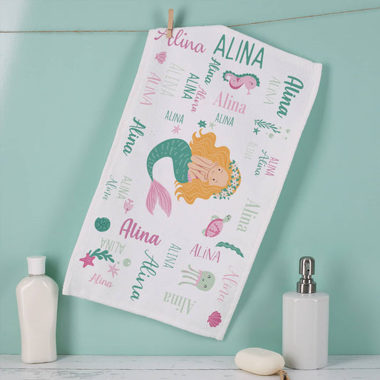Niedliches Meerjungfrauen - Handtuch mit Namen personalisiert in verschiedenen Farben