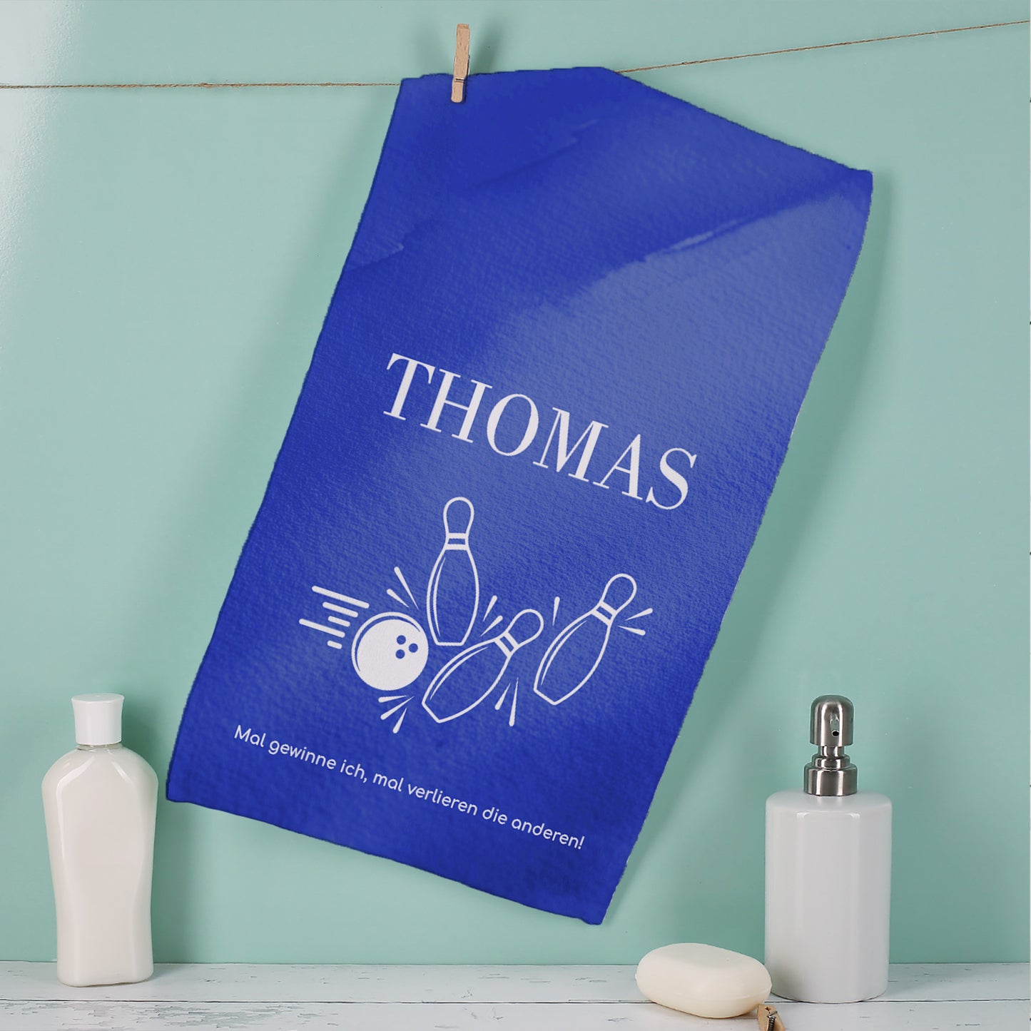 Gästehandtuch 30 x 50 cm, personalisiert, vor grünem Hintergrund aufgehängt