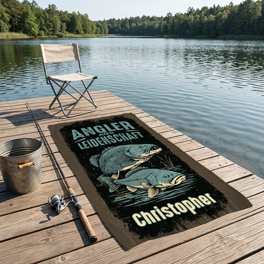 Personalisiertes Angler-Handtuch mit Fischmotiv und Name auf einem Holzsteg am See