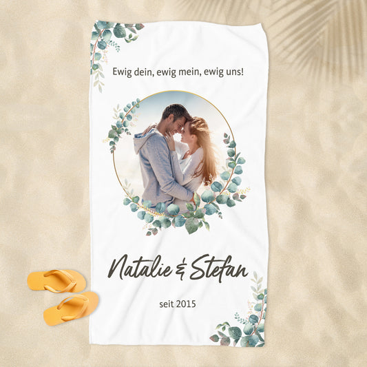 Hochzeits-Handtuch mit Eukalyptus-Motiv, personalisiert mit Foto, Namen und Wunschtext – vollständig ausgebreitet dargestellt.