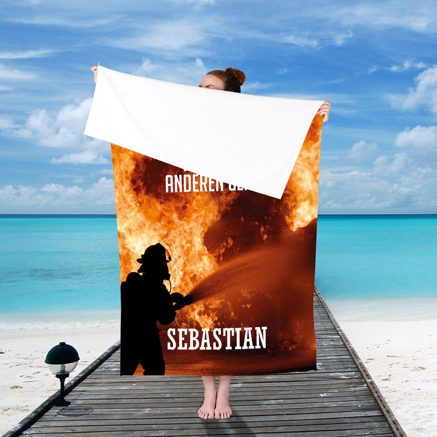 Großes Feuerwehr Handtuch mit Name Sebastian am Strand, Rückseite weiß und Vorderseite mit Feuer Motiv