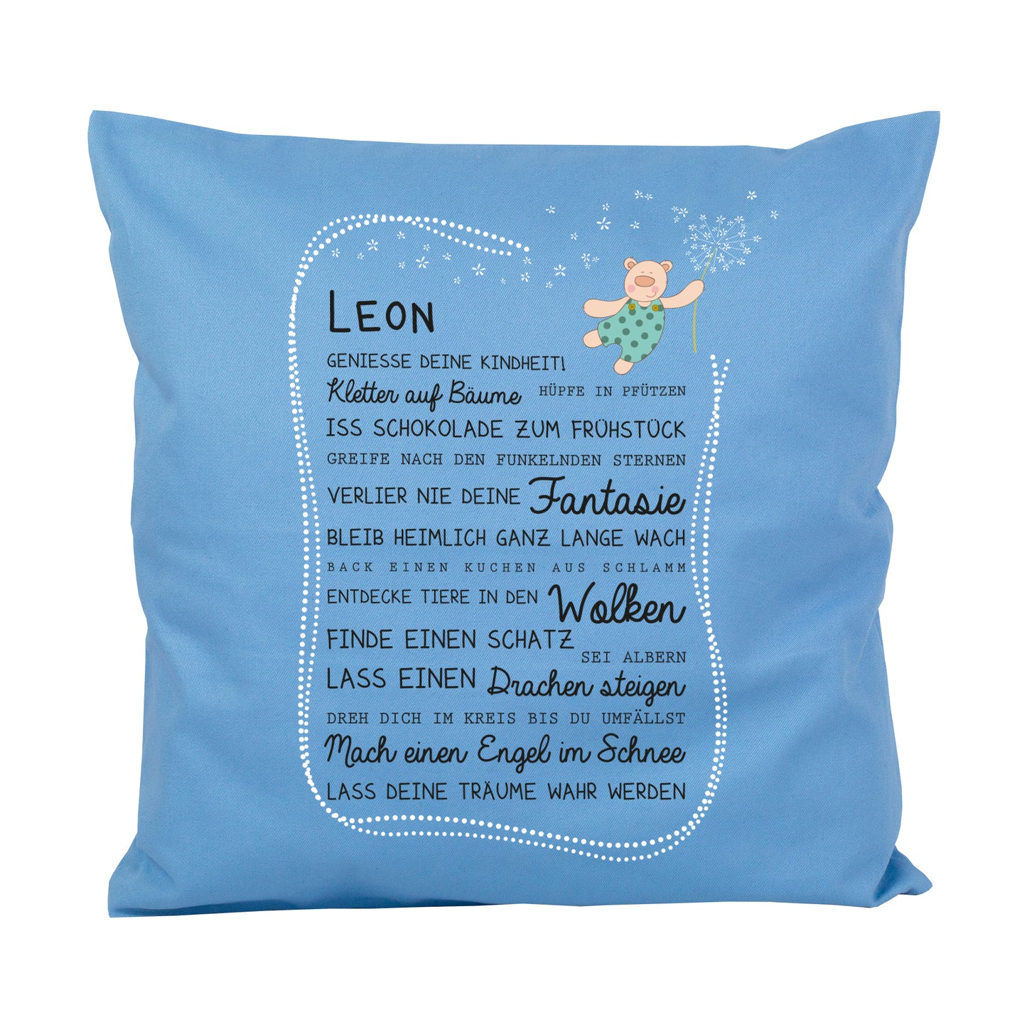 Blaues Kinderkissen mit Name Leon, Bären Motiv und Kindheit Spruch auf weißem Hintergrund