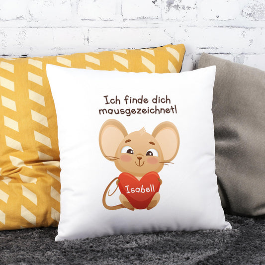 Weißes Dekokissen mit Mausmotiv und personalisiertem Herz mit Name Isabell auf Sofa vor Ziegelwand