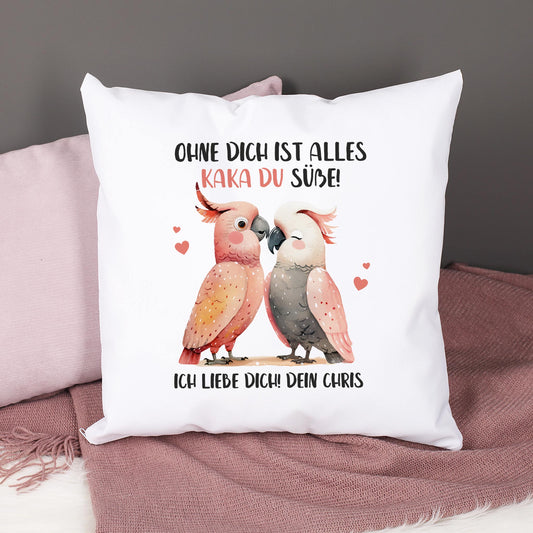 Kissen mit Kakadu-Motiv und personalisiertem Wunschtext, dekoriert auf Sofa mit Kissen im Hintergrund