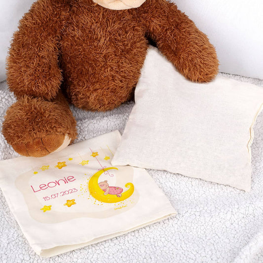 Niedliches Teddybär-Motiv mit Wunschname und Datum auf Wärmkissen