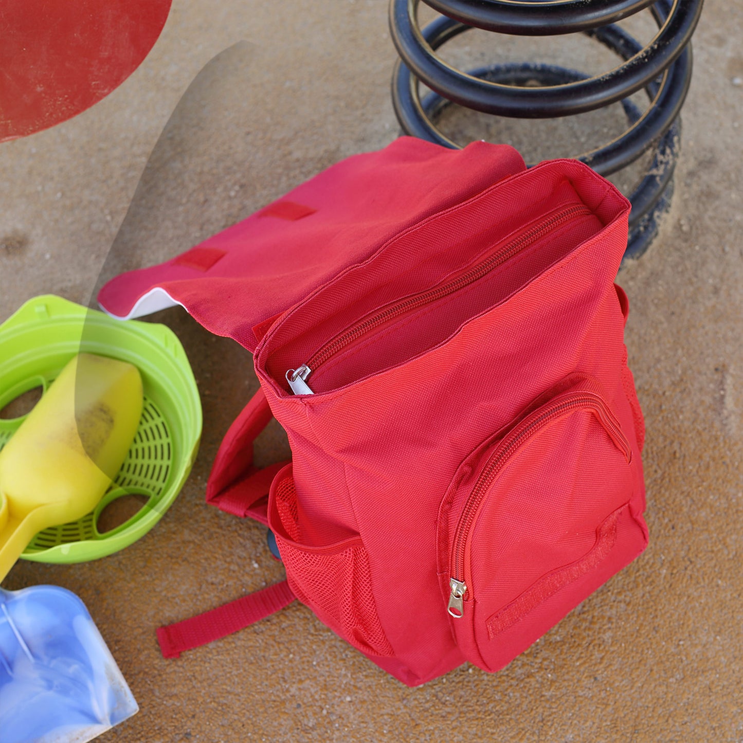 Geöffneter roter Kindergartenrucksack mit Reißverschlussfach, Außentasche und seitlichen Netzfächern