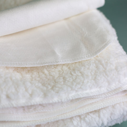 Deckenstoff Nahaufnahme: Weiche Sherpadecke aus 100 % Polyester, Nahaufnahme des flauschigen Stoffes