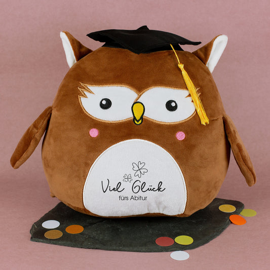 Kuschelige Abschluss-Eule in Braun und Weiß mit aufgedrucktem Glücksmotiv und Wunschtext