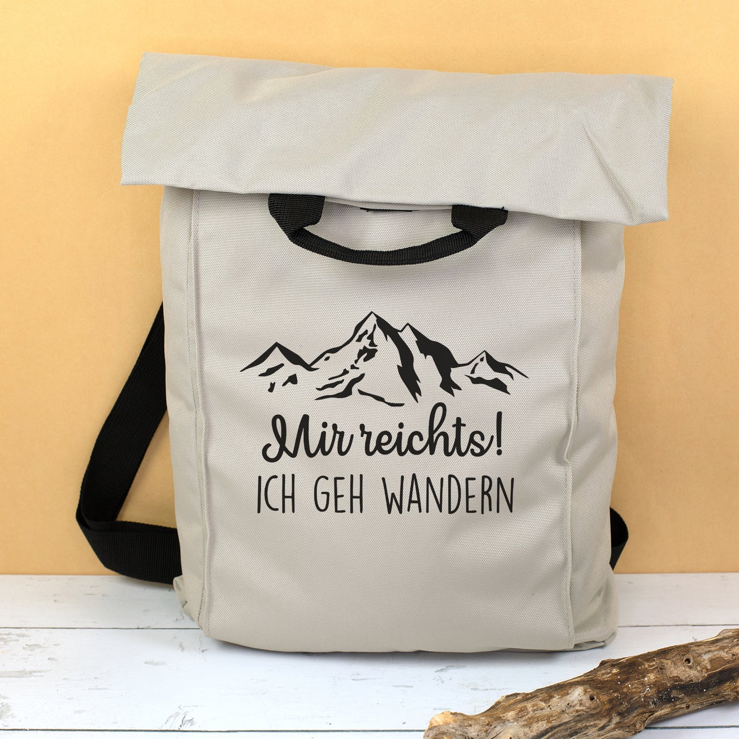 Beiger Rucksack mit Bergmotiv und zweizeiligem Spruch „Mir reichts! Ich geh wandern“