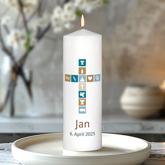 Kerze für religiöse Anlässe mit Name, Wunschtext sowie Kreuz in blau und braun, 25 x 8 cm