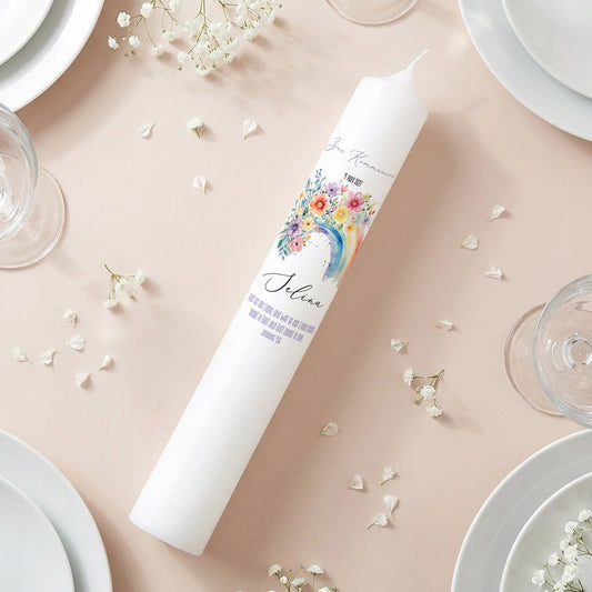 Nahaufnahme der personalisierten XXL Kerze mit Regenbogen und bunten Aquarell-Blumen sowie Wunschtext unter dem Namen