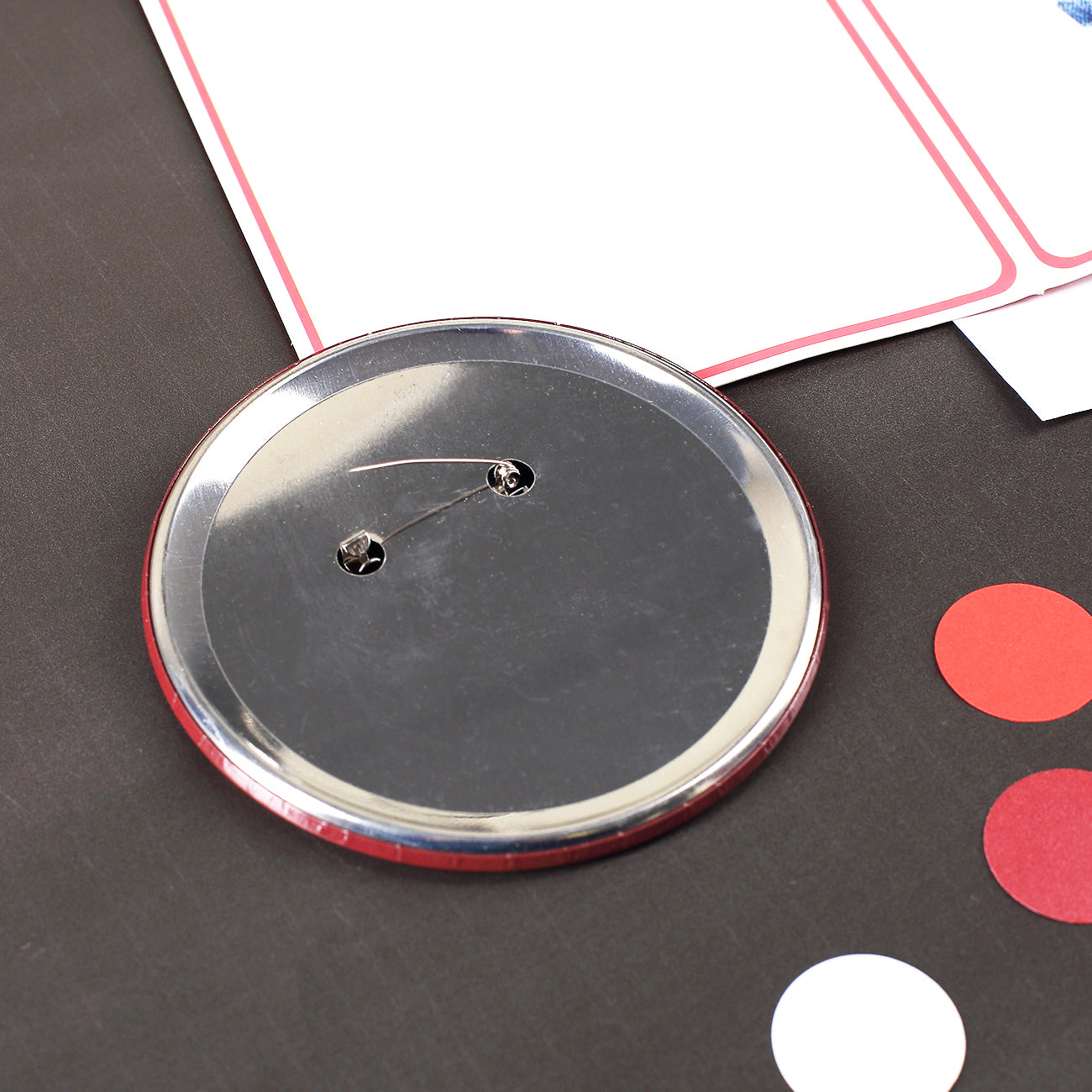 mit Button zum Anstecken