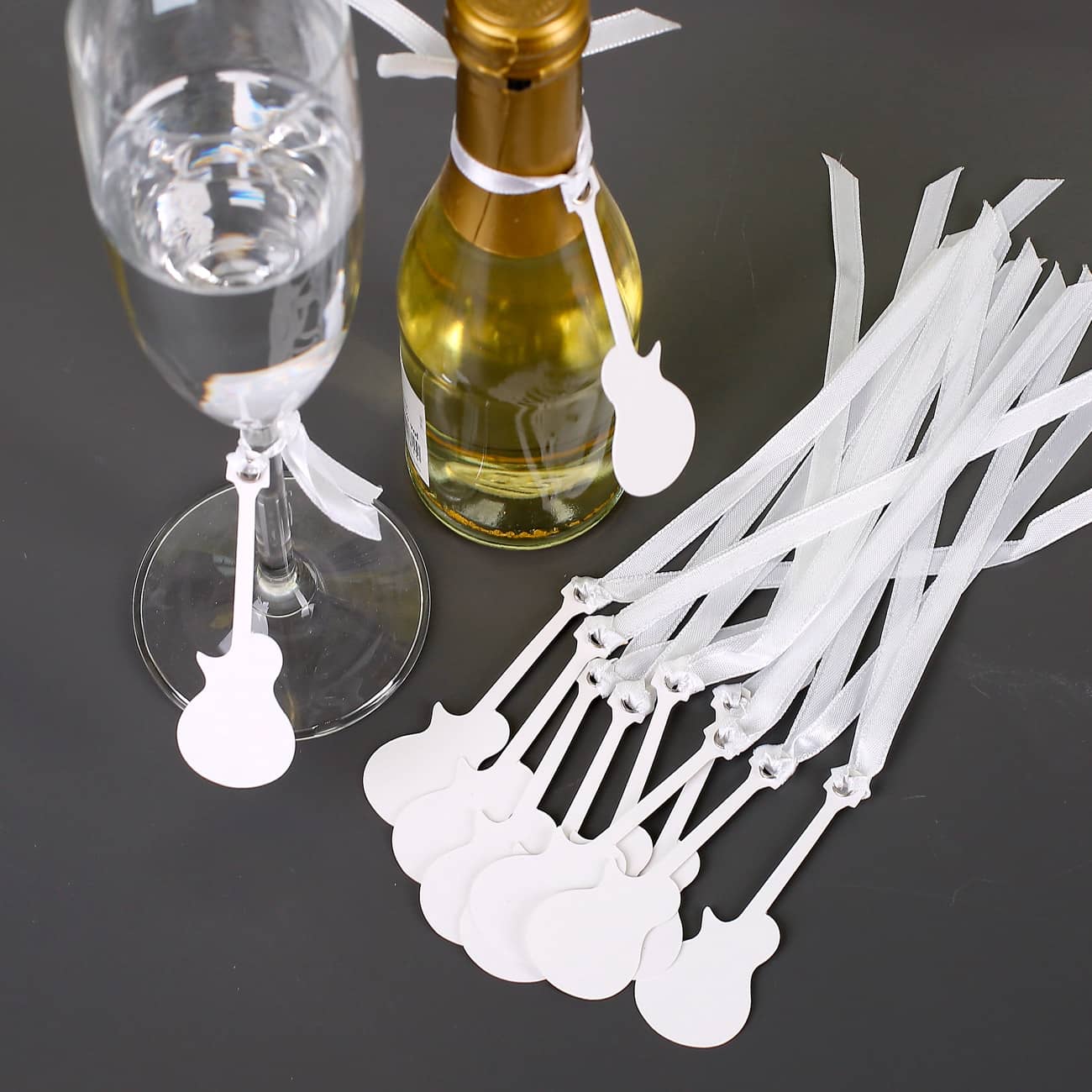 12er-Set Tischkarten-Anhänger im Gitarren-Design weiß