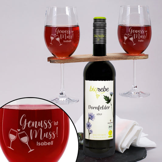 Geschenkset mit Biorebe Dornfelder 2023, zwei gravierten Weingläsern „Genuss ist Muss“ und Holzhalter