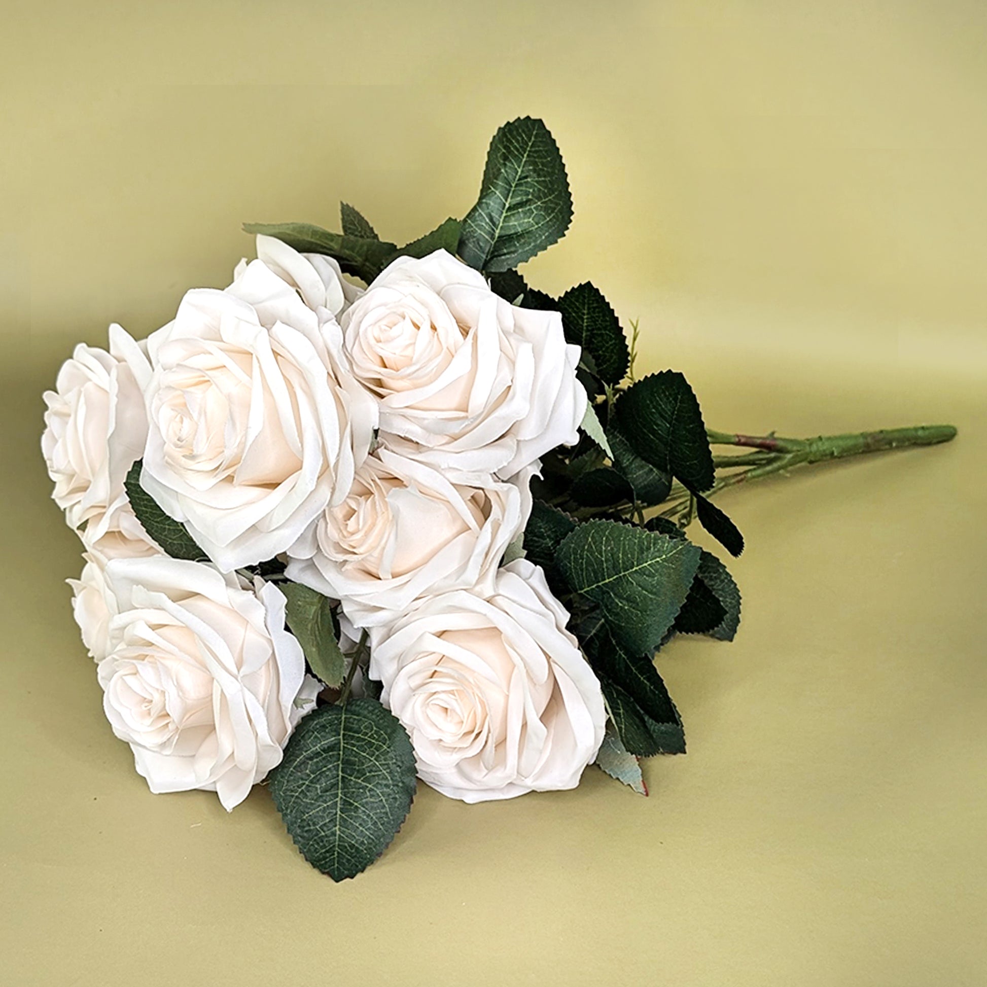 Kunstblumenstrauß aus zehn cremeweißen Rosen auf olivgrünem Untergrund