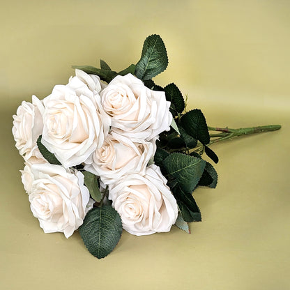 Kunstblumenstrauß aus zehn cremeweißen Rosen auf olivgrünem Untergrund