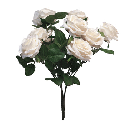 Freigestellter Kunstrosenstrauß mit zehn Blüten auf weißem Hintergrund