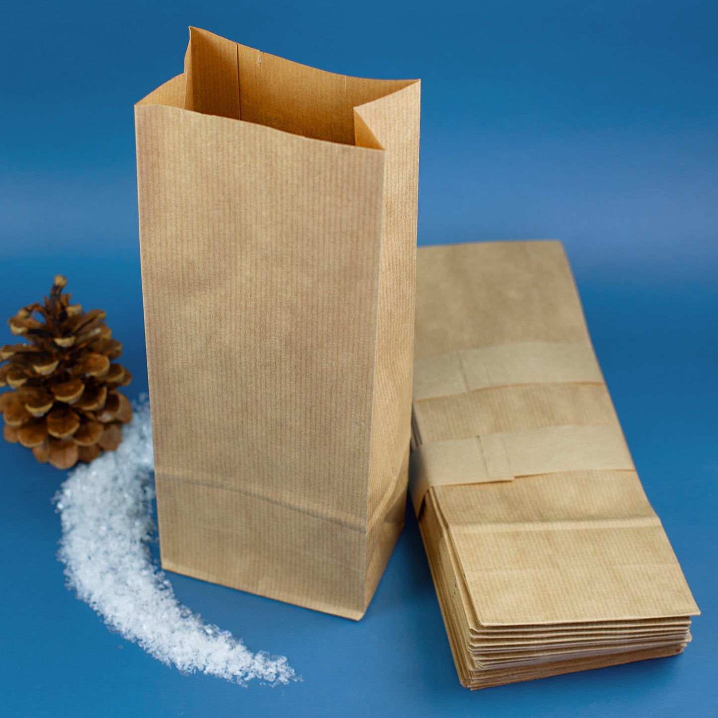 Detailaufnahme eines geöffneten braunen Papierbeutels mit Bodenfalte