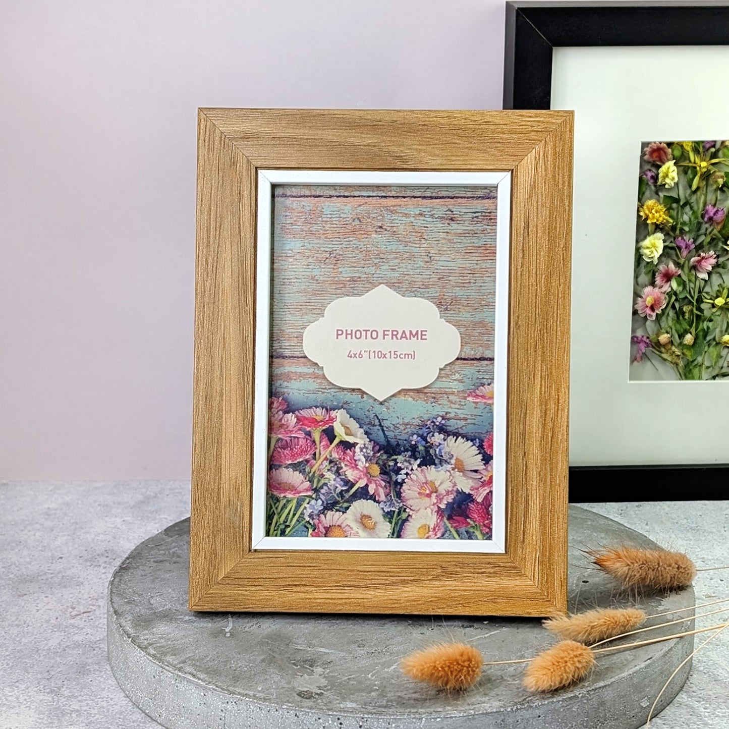 Bilderrahmen aus Holz mit weißem Innenrand frontal fotografiert