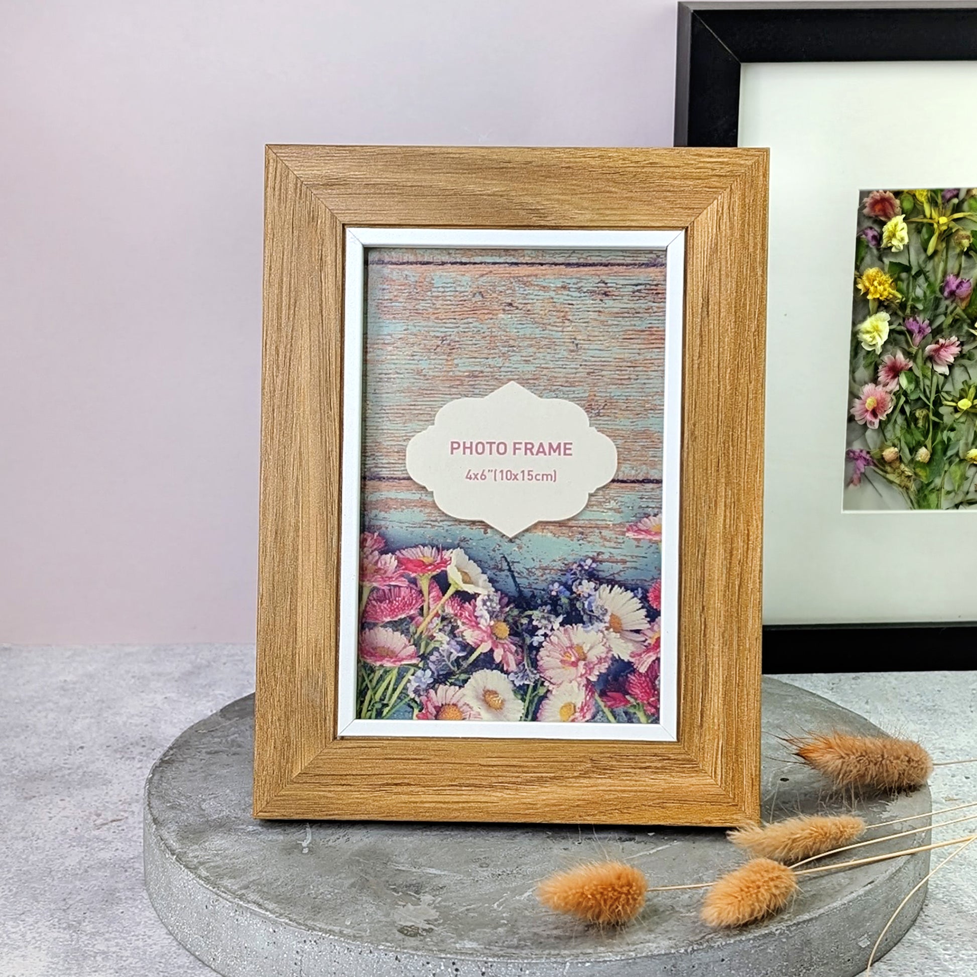 Bilderrahmen aus Holz mit weißem Innenrand frontal fotografiert