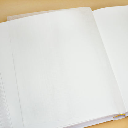 Detailansicht der Pergaminseiten zum Schutz der Fotos im Wildblumen-Fotoalbum