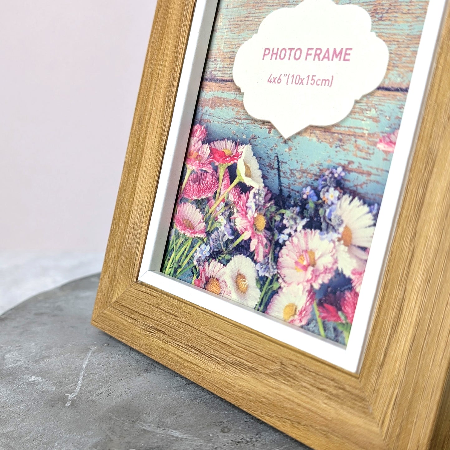 Nahaufnahme des Bilderrahmen aus Holz mit weißem Innenrand