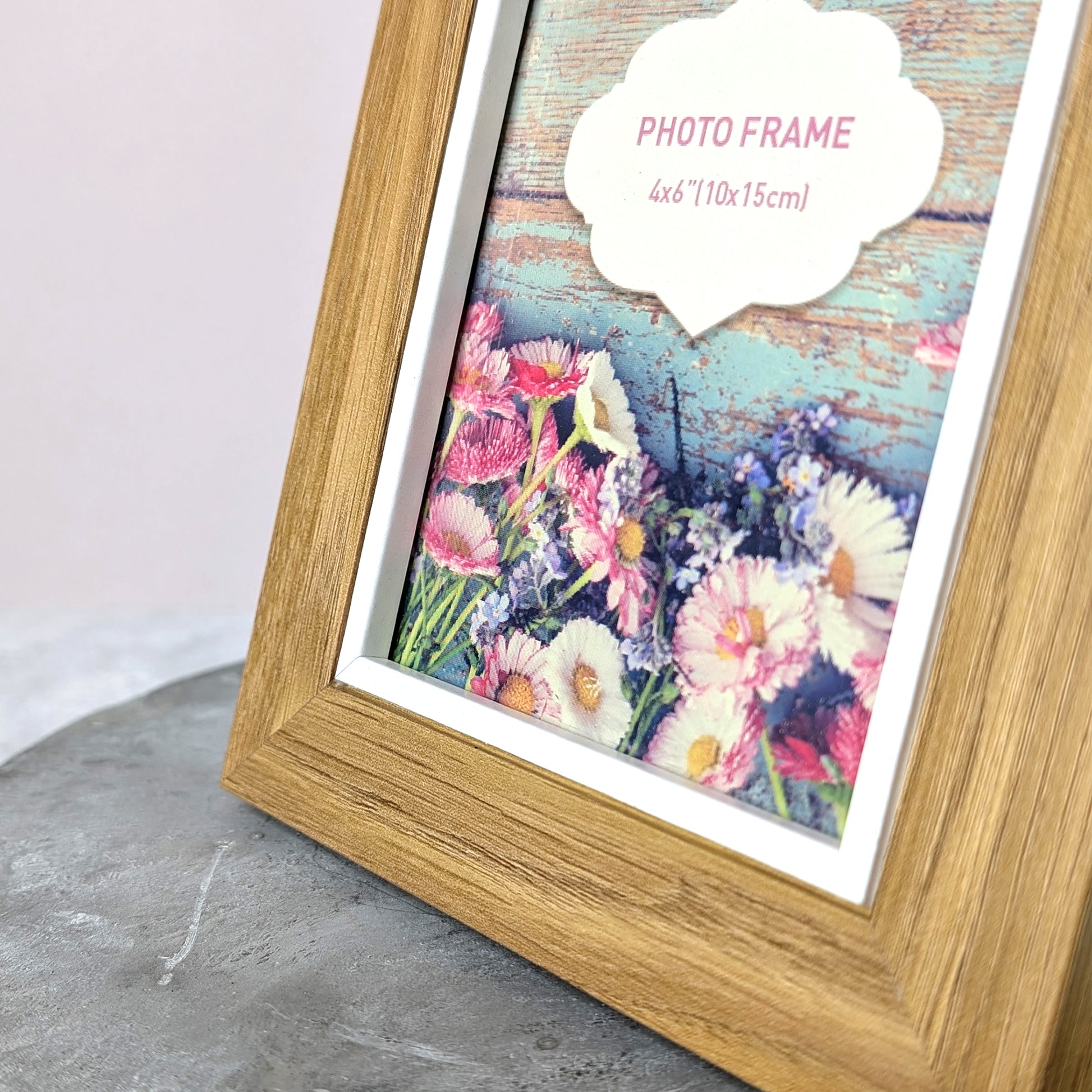 Nahaufnahme des Bilderrahmen aus Holz mit weißem Innenrand