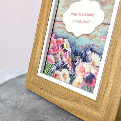 Nahaufnahme des Bilderrahmen aus Holz mit weißem Innenrand