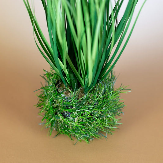 Nahaufnahme des unteren Teils der Kunstgras-Deko