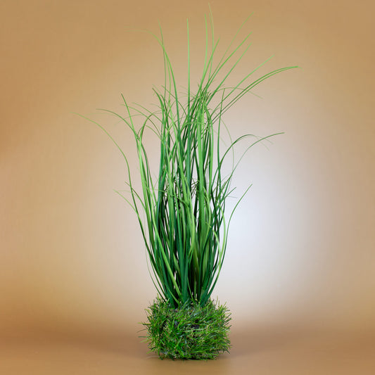 Kunstgras-Deko vor braunem Hintergrund arrangiert - frontal fotografiert