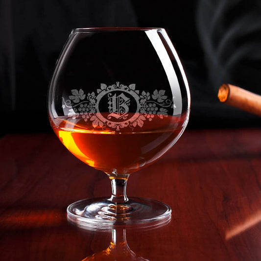 Hochwertiges Weinbrandglas mit Intiale und Motiv der Weinrebe