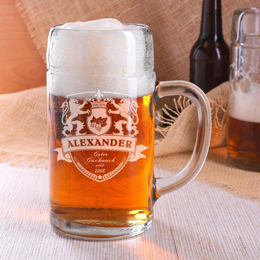 Maßkrug aus Glas mit Gravur Wappen, Löwen, Ihrem Wunschnamen und Jahr